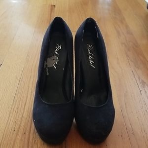 US 6 Pink Label Black Pumps